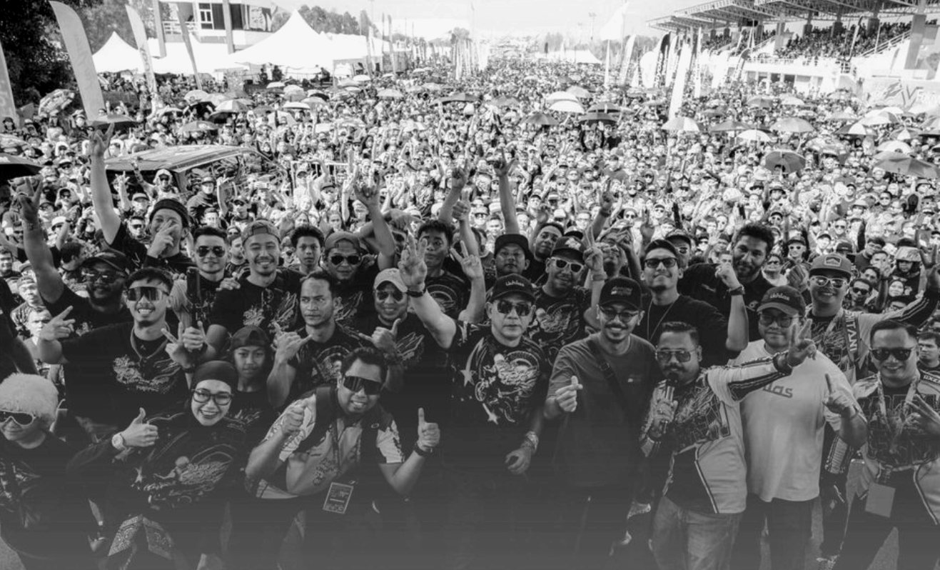 Ahli kelab RX-Z beramah mesra ketika perhimpunan